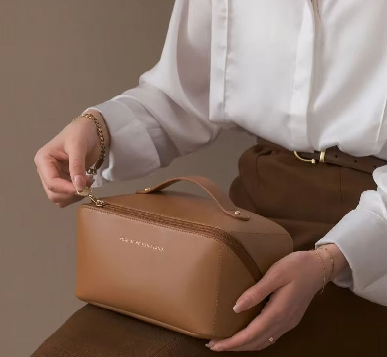 trousse de toilette marron